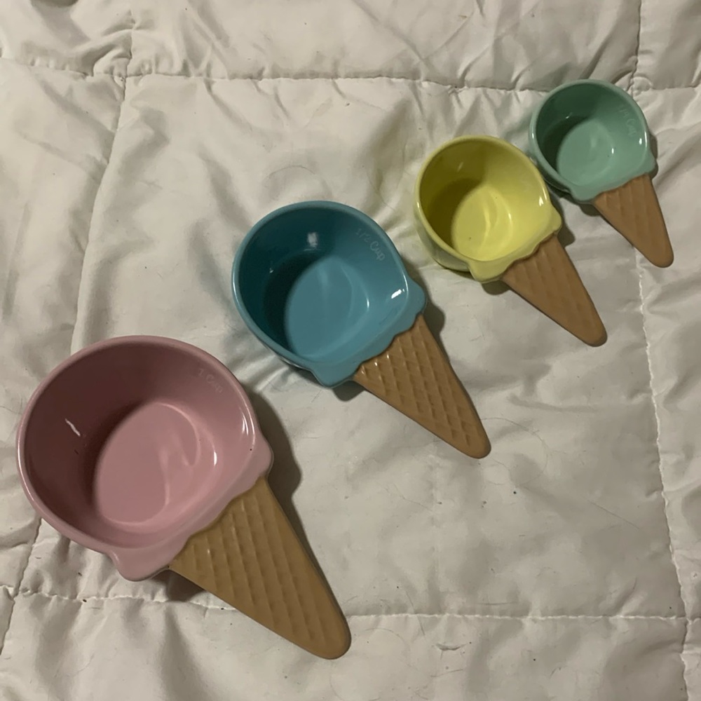 Ice Cream Ceramic Measuring Cups in 
Great condition and sooo cute!